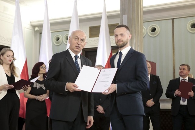 Poseł z Brodnicy Paweł Szramka (z prawej) przypomina ministrowi infrastruktury o obietnicach złożonych w sprawie budowy 100 obwodnic w kraju (w tym 6 w województwie kujawsko-pomorskim) i prosi o jasną deklarację, kiedy obwodnice powstaną