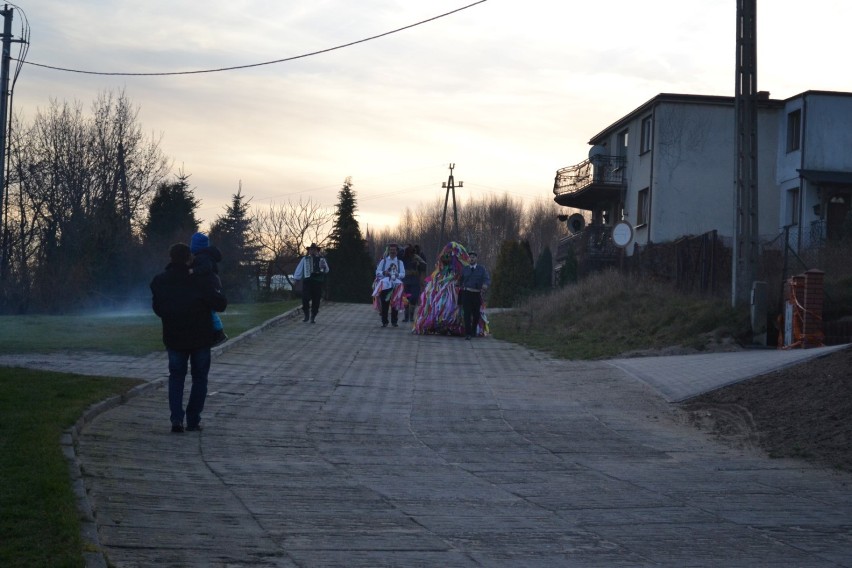 Gwiózdczi w Chmielnie - w wigilijny wieczór przebierańcy odwiedzali domostwa mieszkańców [ZDJĘCIA]