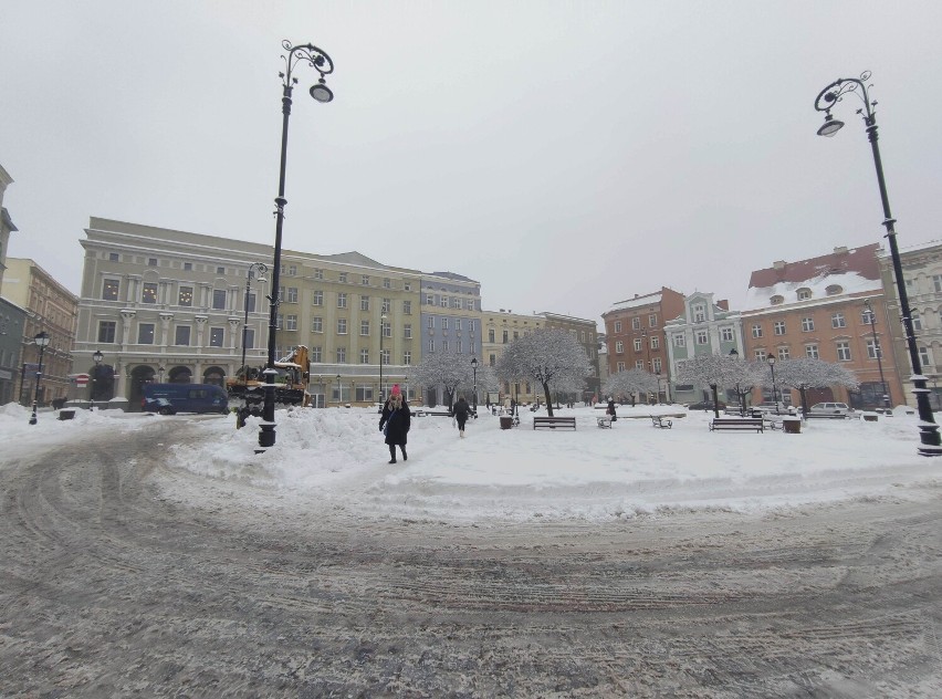 Niebezpieczne zwały i nawisy śnieżne usuwane na Dolnym Śląsku. Zamykane ulice. Zobaczcie zdjęcia