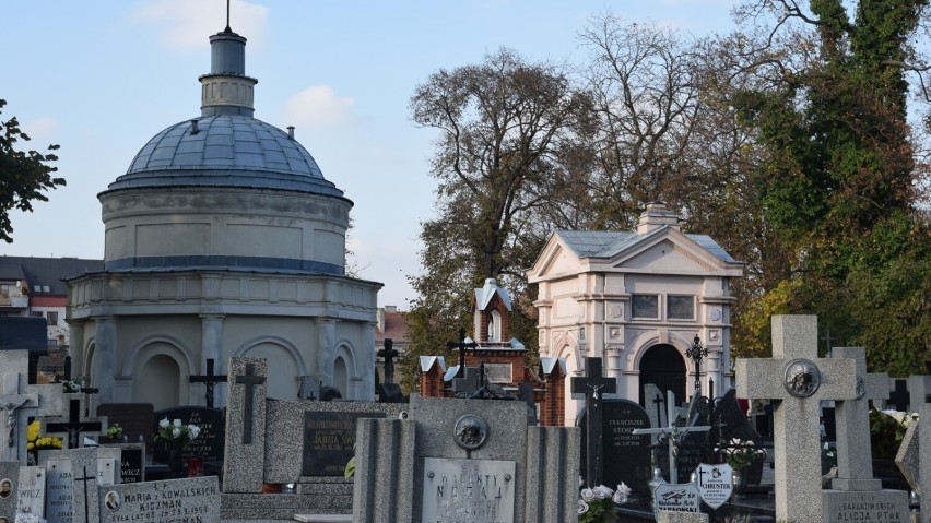 Godziny nabożeństw w dniu Wszystkich Świętych na cmentarzach w Kaliszu