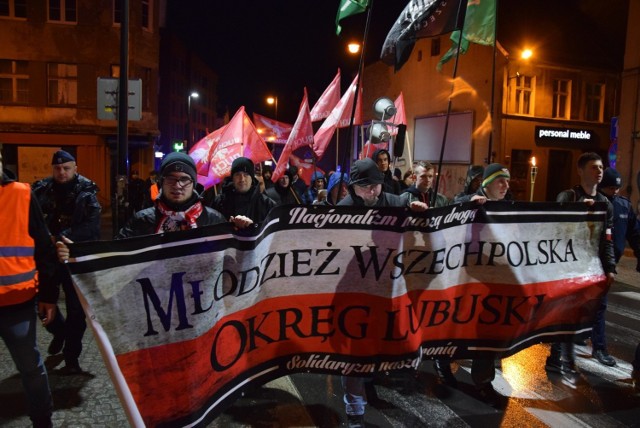 W niedzielę, 3 marca swój marsz w Zielonej Górze zorganizowali lubuscy narodowcy. Zgodnie z zapowiedziami organizatora manifestacja ta jest wyrażeniem hołdu dla żołnierzy z podziemia antykomunistycznego, którzy po 1944 roku nie poddali się oraz kontynuowali walkę z sowieckim okupantem. 



- Idziemy przez miasto, żeby oddać hołd ludziom, żeby wspólnie świętować niepodległość, którą mamy. Takimi marszami przypominać właśnie,  że tacy ludzie byli i my o nich pamiętamy - mówił w rozmowie z Radiem Zielona Góra Hubert Wójcik, prezes koła Młodzieży Wszechpolskiej w Zielonej Górze.

Podczas marszu dało się usłyszeć takie hasła jak "Cześć i chwała bohaterom", "Nie tęczowa, nie czerwona, tylko Polska narodowa", "Armio wyklęta, Zielona o was pamięta", To my, to my, Polacy", "O wyklętych pamiętamy, komunistów potępiamy" czy "Raz sierpem, raz młotem czerwoną hołotę". 

Marsz Młodzieży Wszechpolskiej swój początek miał o godzinie 18 na placu Bohaterów. Manifestacja przeszła ulicami: Bohaterów Westerplatte, Reja, Konstytucją 3-go Maja i zakończyła tradycyjnie przy pomniku Żołnierzy Wyklętych na placu Adama Lazarowicza, gdzie przemówienia poprzedziły złożenie kwiatów.

Marsz przebiegł spokojnie. 

