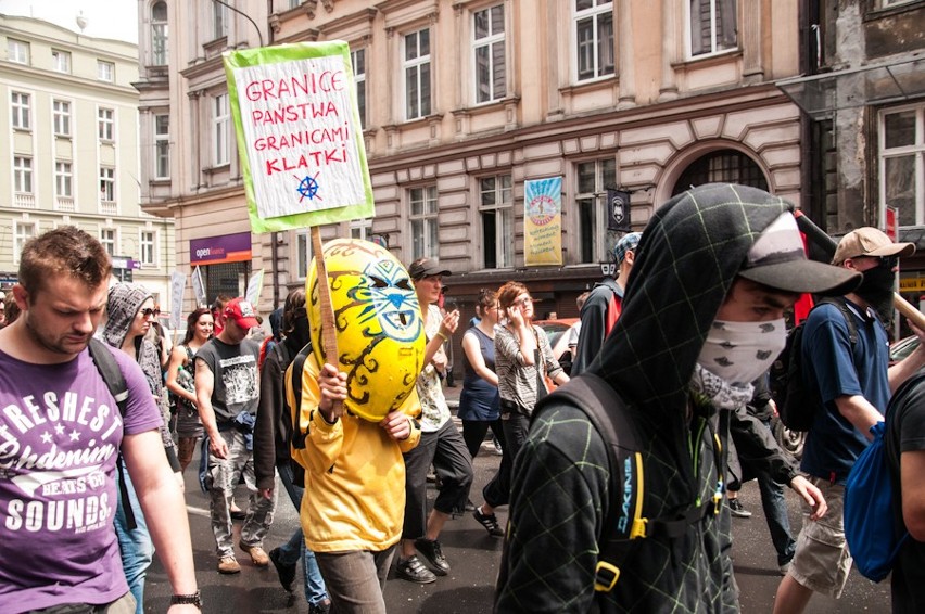 Rozbrat przeciw rasizmowi, nacjonaliści za wolność: Dwie demonstracje w Poznaniu [ZDJĘCIA, WIDEO]