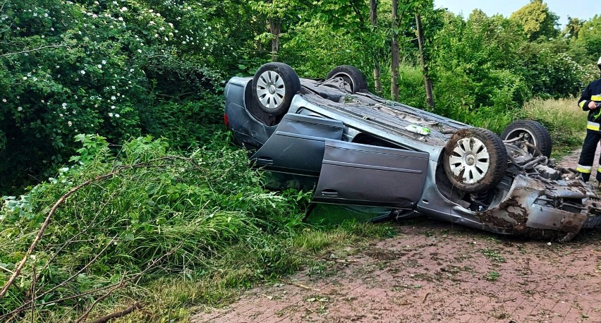 Dachowanie w Bąkowie gm. Kolbudy. Auto na chodniku, kierowca uciekł z miejsca zdarzenia