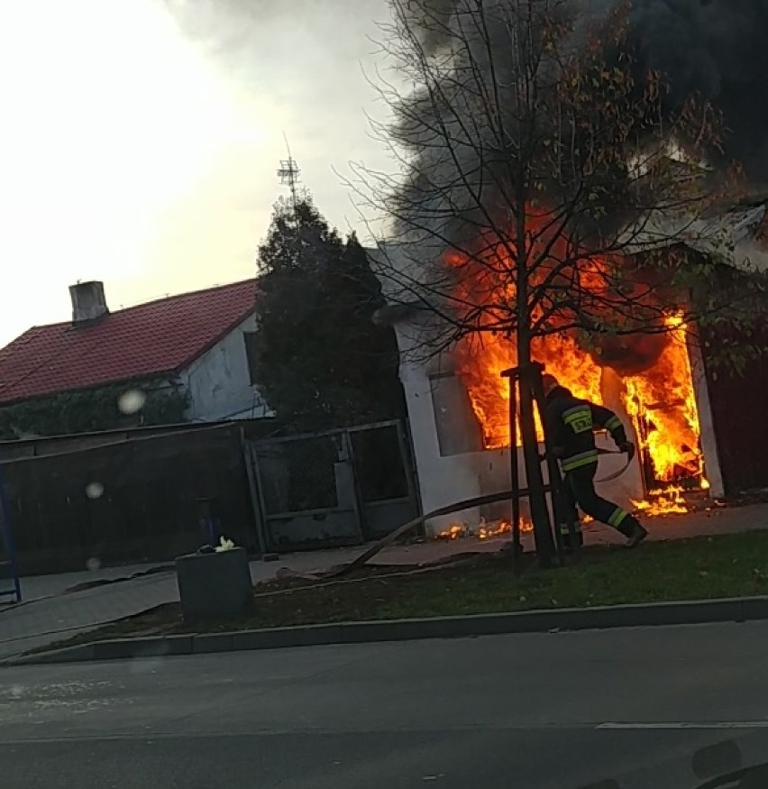Groźny pożar na ulicy Św. Antoniego we Włocławku. W środku mogli być ludzie [zdjęcia, wideo]
