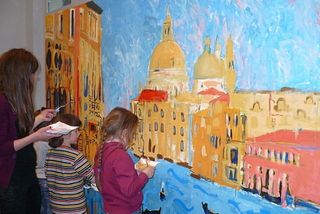 &quot;Wenecja pędzlem malowana&quot;. Organizatorzy Nocy Muze&oacute;w zachęcili odwiedzających do wsp&oacute;lnego malowania pejzażu z kanałem, gondolami, zabytkami architektury. Fot. Jola Paczkowska