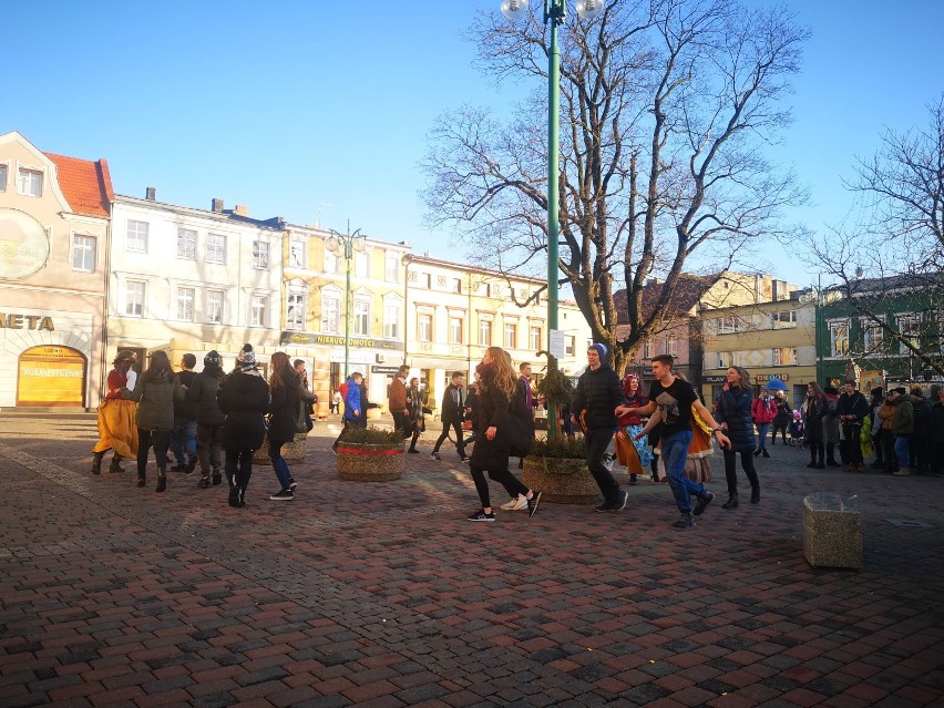 Polonez na rynku w Lublińcu. Maturzyści tańczyli także coś innego...