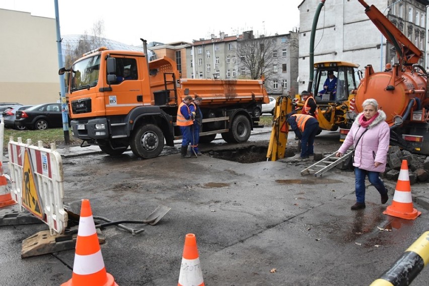 Trwa usuwanie awarii wodnej w Legnicy [ZDJĘCIA]