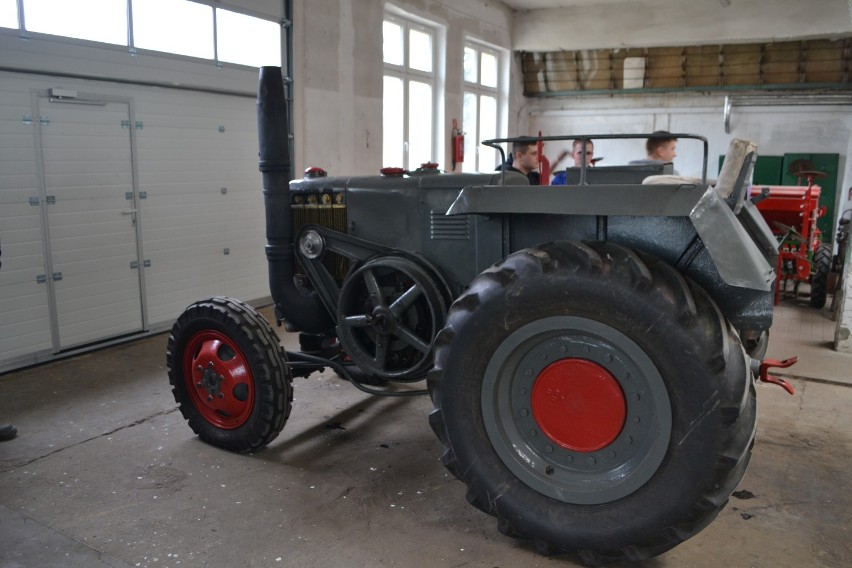 Uczniowie ze szkoły w Rusocinie odnawiają stare ciągniki. Zetor 50 to już trzeci remontowany traktor [GALERIA]