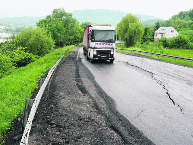 Osuwisko z drogą na Juście codziennie rozjeżdżają setki najcięższych samochodów