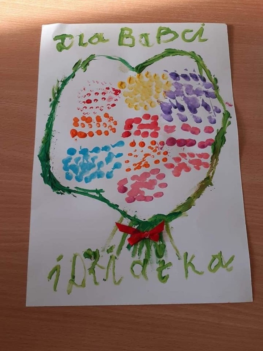 Dzień Babci i Dzień Dziadka. Dzieci z „zerówki” i pierwszoklasiści z kazimierskiej "jedynki" przygotowali kolorowe laurki (ZDJĘCIA)