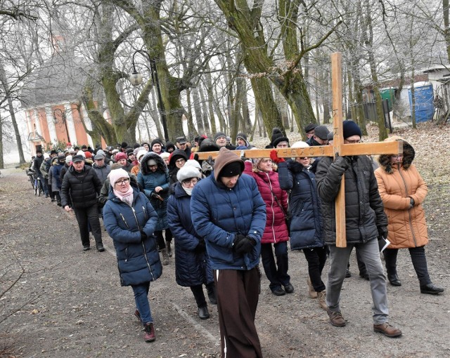 Na Kalwarii Pakoskiej w każdy piątek odbywają się wielkopostne drogi krzyżowe