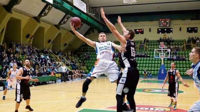 KSK Noteć Inowrocław rozwiązała umowę z Piotrem Pomiecińskim. W sobotę lider grupy A drugiej ligi zagra w Pile z Basketem (godz. 18).