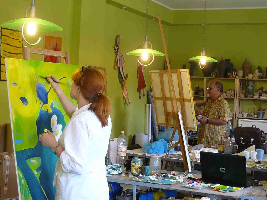 Krotoszyn - Wakacyjny plener w KOK. Artyści rzeźbią i malują. ZDJĘCIA