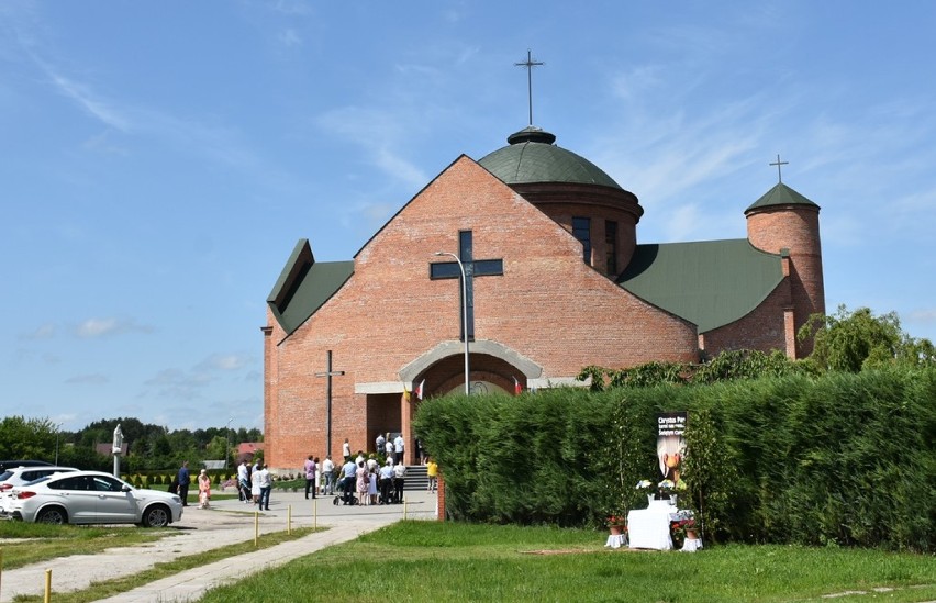 Chełm. Procesje odbyły się wokół kościołów. Zobaczcie jak wyglądała procesja  w kościele pw. Świętej Rodziny 