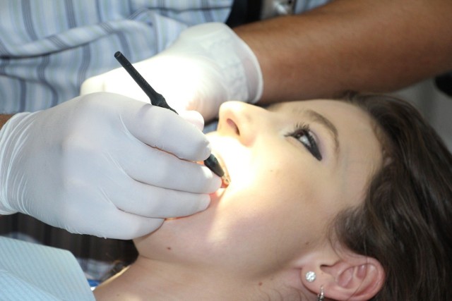 Podane ceny usług dentystycznych są przybliżone i mogą się różnić w zależności od gabinetu, stopnia skomplikowania zabiegu, czy rodzaju stosowanej techniki.