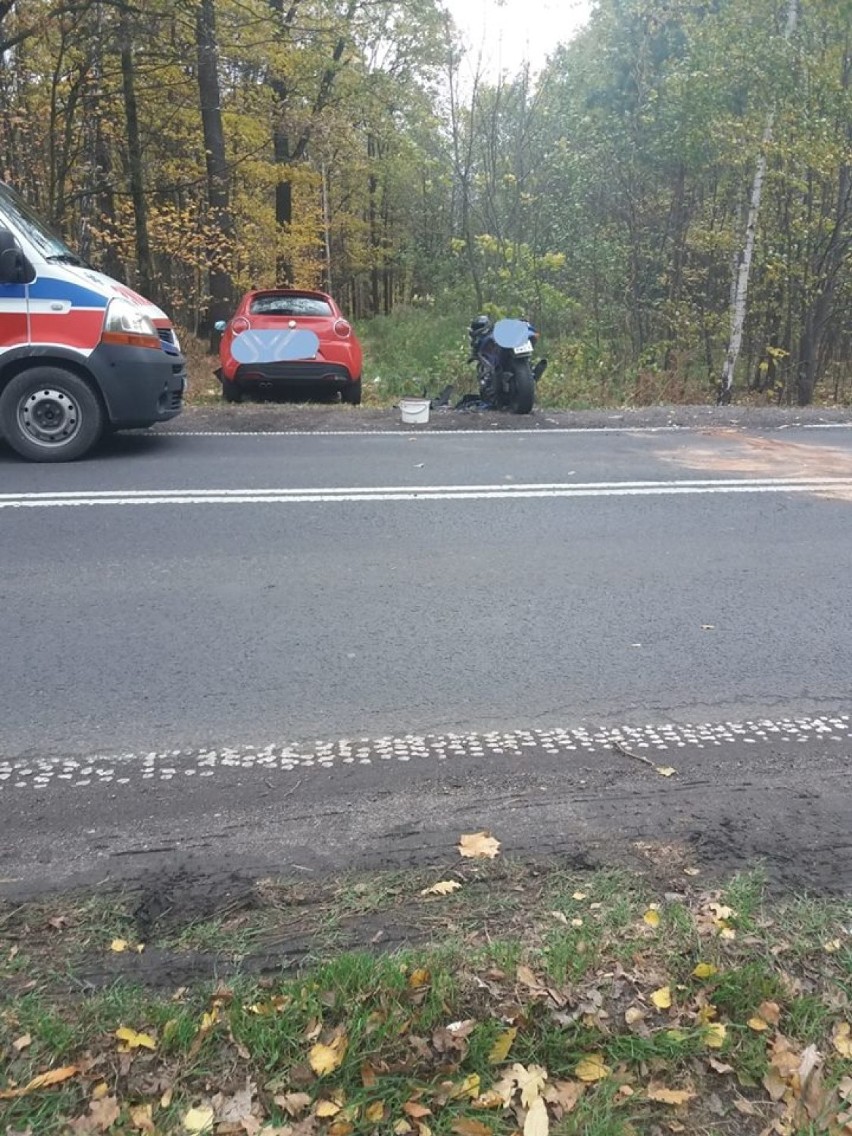 Wypadek na Mikołowskiejw Rybniku. Motocyklista zderzył się z osobówką. Lądował helikopter