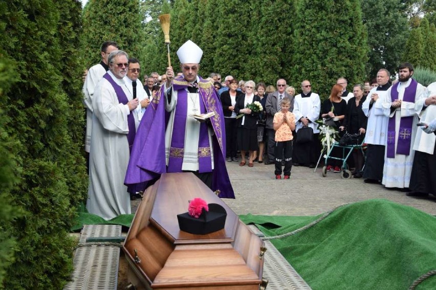 Na cmentarzu parafialnym w Mieścisku spoczął ksiądz Stanisław Podlewski [ZDJĘCIA]