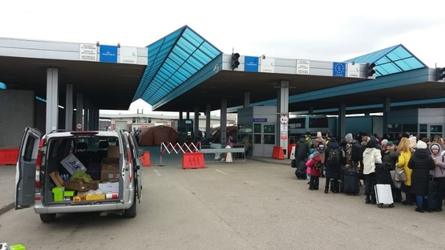 Samochód grupy z Radomia dostarczył w środę dary dla Ukraińców na przejście graniczne w Dorohusku. W planach jest kolejna wyprawa.