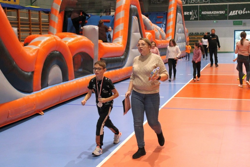 Aktywna sobota dla dzieci i młodzieży w Wieluniu. Zobaczcie, jak rywalizowano na torze sprawnościowym i strzelnicy laserowej w hali WOSiR 