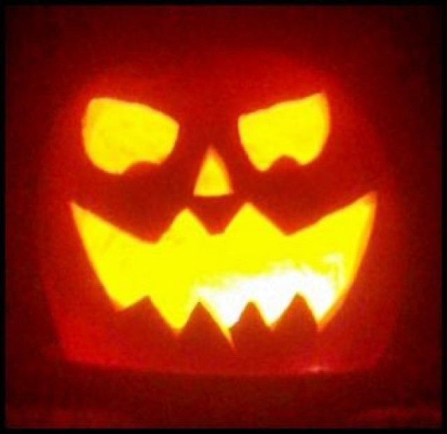 Halloweenowa lampa zwana jack-o'-lantern