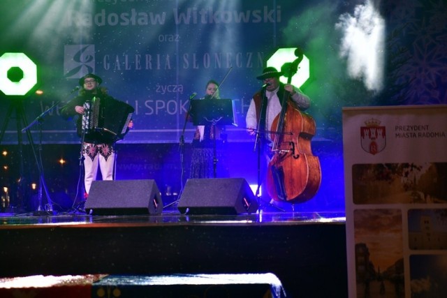 Podczas Jarmarku Świątecznego w Radomiu na scenie wystąpiła kapela Karpatia. Publiczności podobała się góralska muzyka. 
>