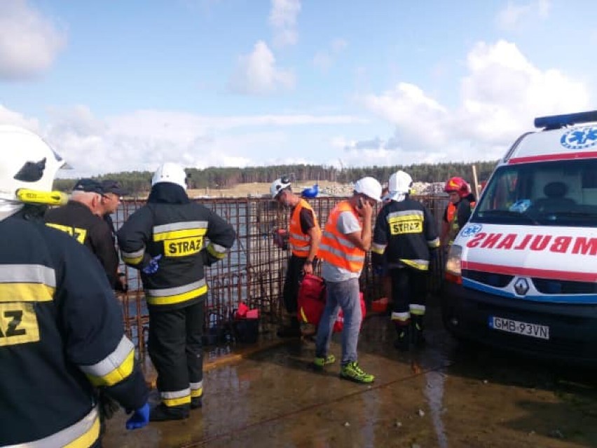 Wypadek na przekopie Mierzei Wiślanej. Mężczyzna przygnieciony betonową płytą. Poszkodowanego po godzinnej reanimacji zabrała karetka