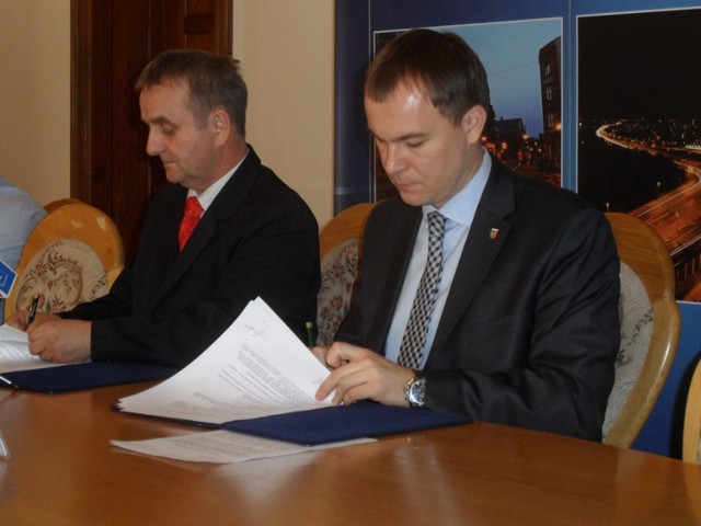 Marian Lipiński, prezes firmy Probud i Dawid Kostempski, prezydent  Świętochłowic