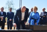 Kamień węgielny wmurowany! Szkoła w Koźmińcu zostanie rozbudowana za blisko 5,5 mln zł. Finał prac zaplanowano na jesień 2024 roku