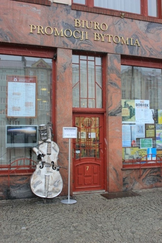 Przed biurem swoją melodię wygrywa  wiolonczelista. Fot.Piotr A. Jeleń