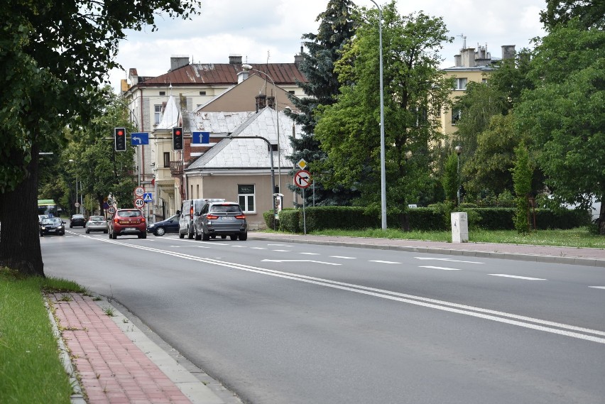 Tarnów. Remont alei Solidarności w prokuraturze po zawiadomieniu od ranego. Kto odpowie za fuszerkę w postaci kolein na nowej nawierzchni?