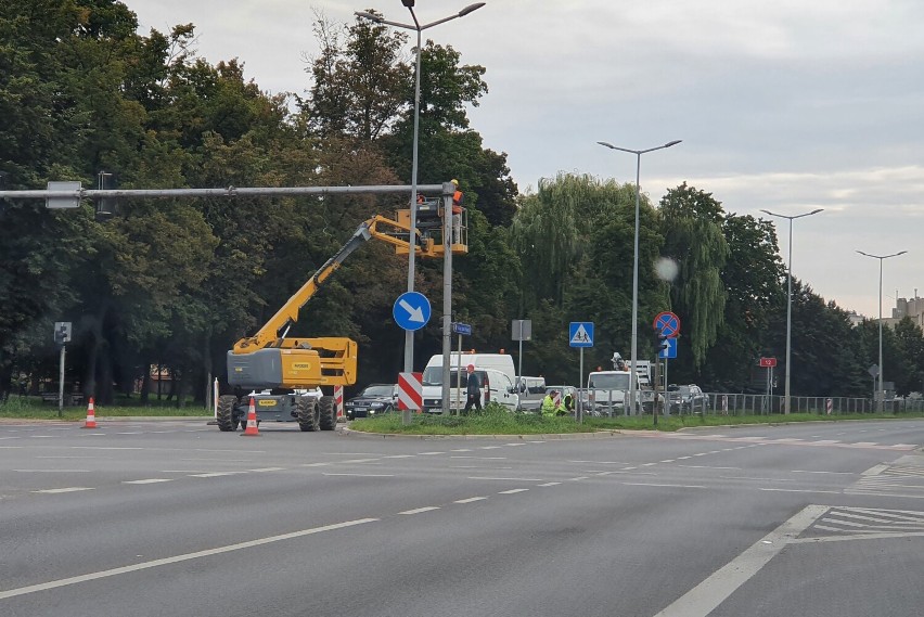 Leszno. Dziś od rana mocno korkują się Aleje Jana Pawła II. Lepiej omijać dojazd od strony centrum [ZDJĘCIA]