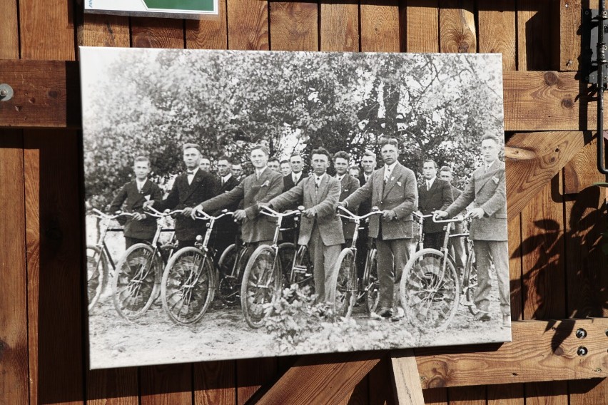 Wystawa „Odjazdowa kolekcja rowerowa Dariusza Górznego” w Zagrodzie Krajeńskiej w Złotowie. Stary bicykl atrakcją wystawy.