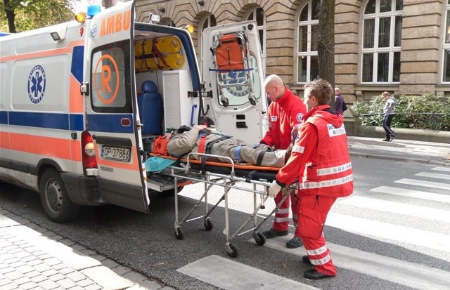 Opel wjechał w 5 osób na przejściu dla pieszych w Toruniu. W wyniku zdarzenia 5 osób trafiło z obrażeniami do szpitala.