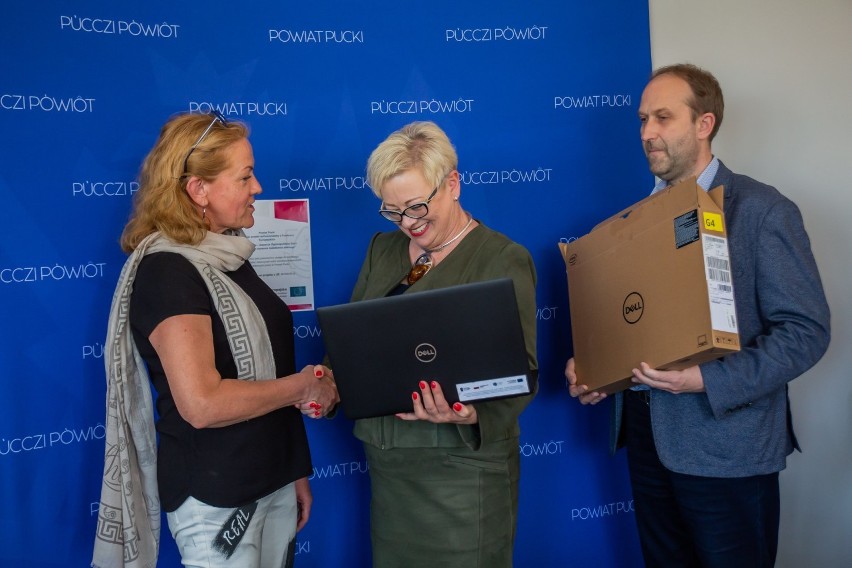 Laptopy zostały przekazane na ręce dyrektorów szkół powiatowych