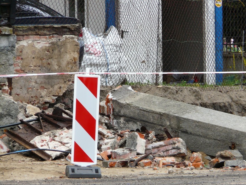Mur zabytkowego mauzoleum uszkodzili robotnicy remontujący ulicę? ZDJĘCIA