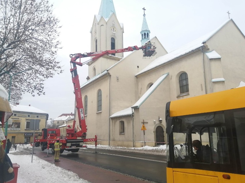 Odśnieżanie dachów przy Dąbrowskiego w Oświęcimiu