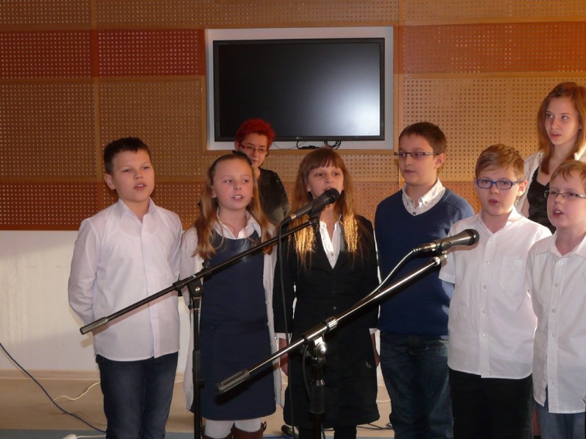 Powiatowi radni zaśpiewali kolędę wspólnie z dziećmi