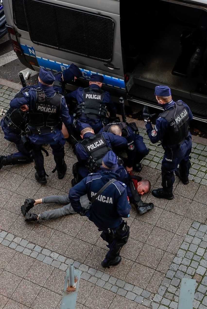 Brutalne zatrzymanie demonstranta przez policję podczas Strajku Kobiet. Kopniaki i gaz za nic? Adwokat 18-latka zawiadamia prokuraturę