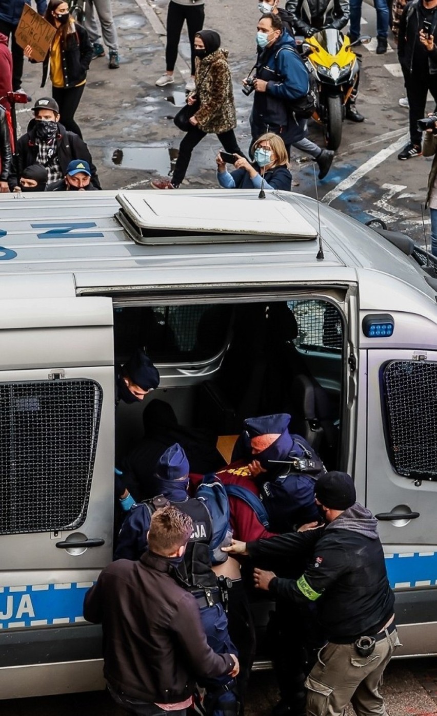 Brutalne zatrzymanie demonstranta przez policję podczas Strajku Kobiet. Kopniaki i gaz za nic? Adwokat 18-latka zawiadamia prokuraturę