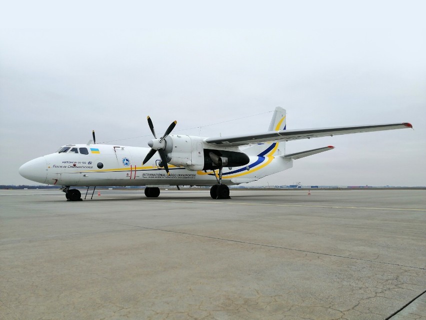 An-26-100 "przyleciał" z ekipą serwisową, by naprawić...