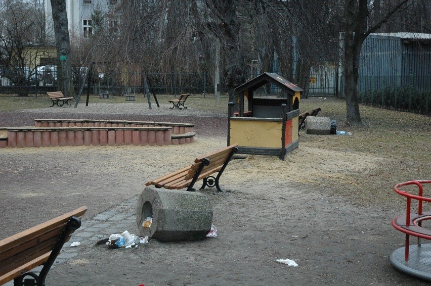 W poniedziałek wandale w wieku 17-19 lat zdemolowali Park Chopina w Gliwicach