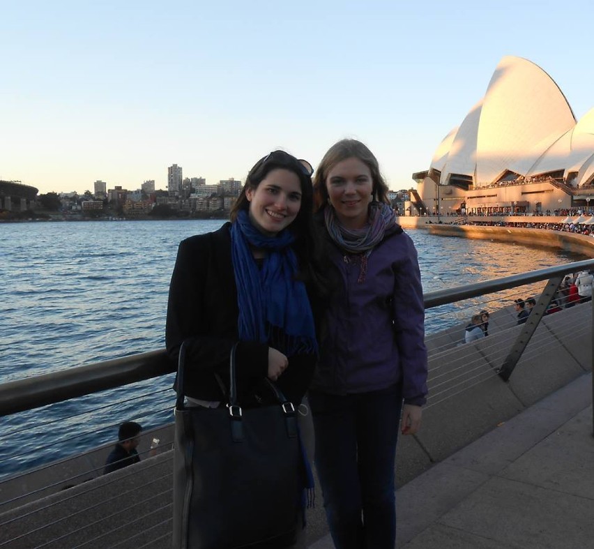 Klara Wośkowiak i Amelia Tokarska przed operą w Sydney.