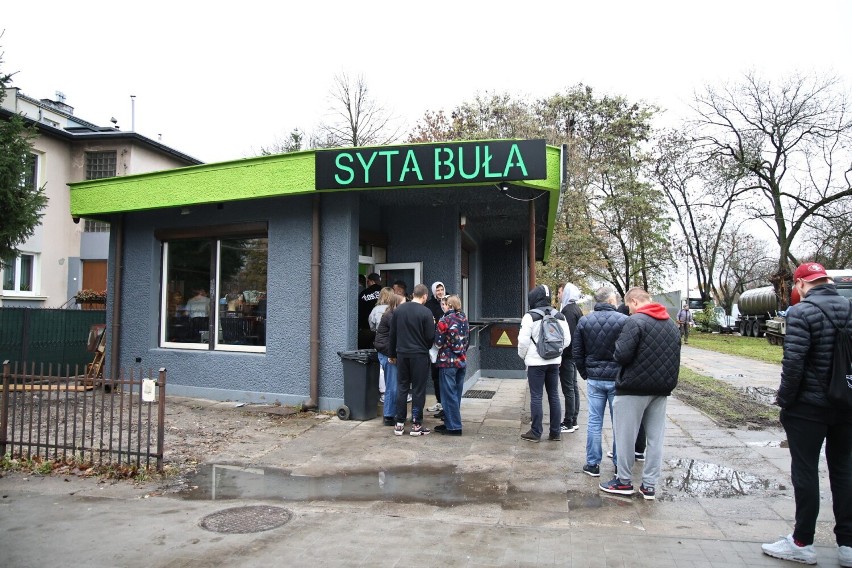 "Syta Buła" w Kielcach już otwarta. Ogromne kolejki na start! W menu dania z rzemieślniczym mięsem i świeżo wypiekane bułki. Zobacz zdjęcia 