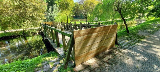 Niewielki mostek w Parku Książąt Pomorskich w Koszalinie został zabezpieczony
