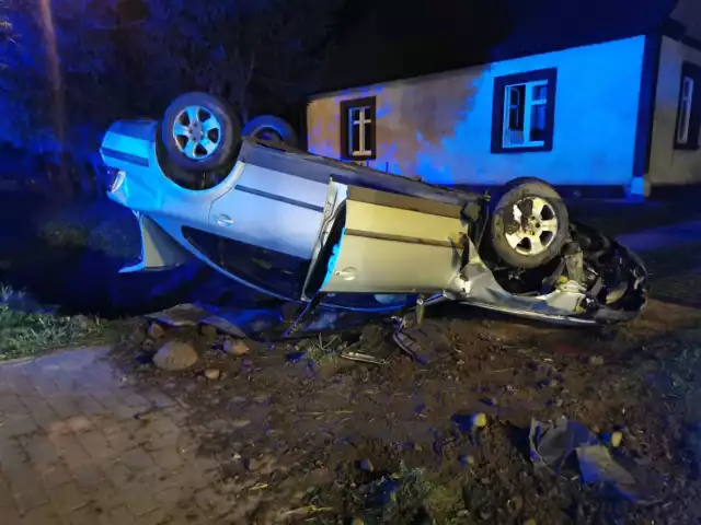W Antoninie (gmina Prabuty) kierowca samochodu stracił panowanie nad samochodem i dachował w przydrożnym rowie.