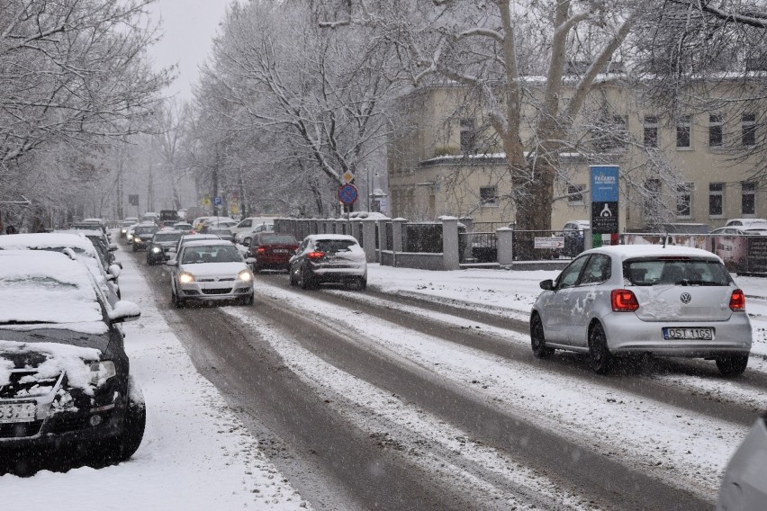 Śliskie drogi w Opolu, policja apeluje do kierowców o...