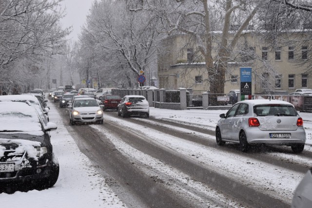 Śliskie drogi w Opolu, policja apeluje do kierowców o ostrożność