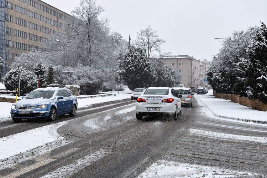 Śliskie drogi w Opolu, policja apeluje do kierowców o...
