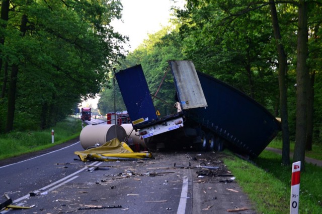 Do zderzenia dwóch samochodów ciężarowych doszło w nocy na krajowej 11 w Jarocinie. - Samochód marki Mercedes Actros, który jechał od strony Kalisza na łuku drogi zjechał na przeciwległy pas i zderzył się czołowo z samochodem marki Scania - informuje st. sierż. Agnieszka Zaworska, rzecznik prasowy Komendy Powiatowej Policji w Jarocinie. W zdarzeniu uczestniczył także samochód osobowy.