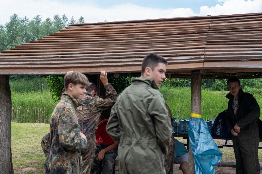 Zamienili boisko i piłki na... las i karabiny. Młodzicy ZEW-u Świebodzin zakończyli bardzo udany sezon.